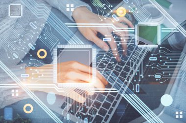 Bilgisayar ve veri temalı hologram çizimlerinde çalışan kadın elleri çift pozlama. Teknoloji kavramı.