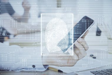 Dijital bir cihaz ve parmak izi hologramı kullanarak insanın elini tutarken çift pozlama. Güvenlik kavramı.