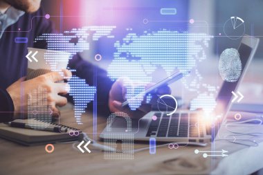 Dijital bir cihaz ve harita kullanarak insanın elini tutarken birden fazla pozlama. Uluslararası iş kavramı.