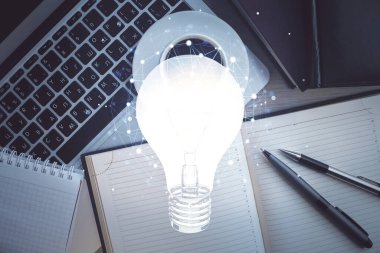 Masaüstü arka planında ampul çizimi. Üst Manzara. Çifte maruziyet. Fikir kavramı.