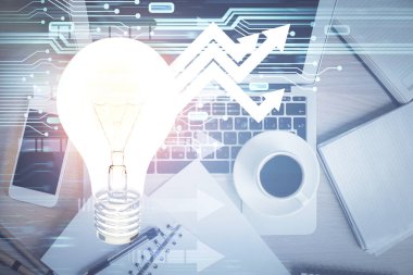 Masaüstü arka planında ampul çizimi. Üst Manzara. Çifte maruziyet. Fikir kavramı.