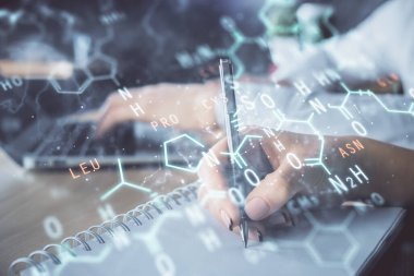 Arka planda not tutanların üzerine formül çizmek iki kat maruz kalmaktır. Eğitim kavramı