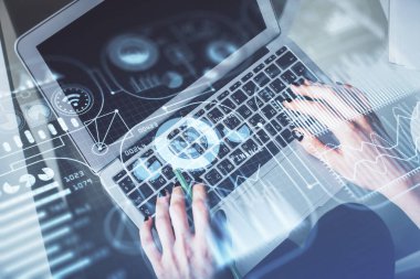 Bilgisayar ve teknoloji temalı hologram çizimlerinde çalışan kadın elleri çift pozlama. Üst Manzara. Teknoloji konsepti.