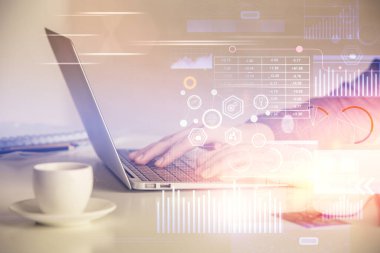 Bilgisayar ve veri temalı hologram çizimleri üzerinde çalışan kadın ellerine çok fazla maruz kalma. Teknoloji kavramı.