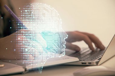 Bilgisayar ve insan beyin hologramı çizimleri üzerinde çalışan kadın ellerine çok maruz kaldı. Ai teknoloji konsepti.