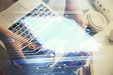 Bilgisayar ve veri temalı hologram çizimleri üzerinde çalışan kadın ellerine çok fazla maruz kalma. Teknoloji kavramı.