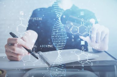 Elinde kredi kartı ve DNA çizimi olan bir adamın ellerine iki kez maruz kalmış. Çevrimiçi Eğitim ve E-ticaret kavramı.