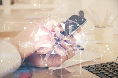 Bir adamın elini tutarken ve dijital bir cihaz ve beyin hologramı çizerken çift pozlama. Veri kavramı.