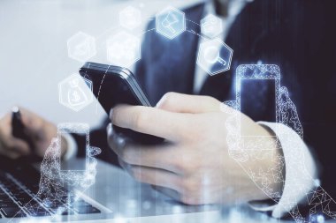 Dijital bir cihaz ve teknoloji temalı hologram çizimi kullanarak insanın elini tutarken çift pozlama. Teknoloji konsepti.