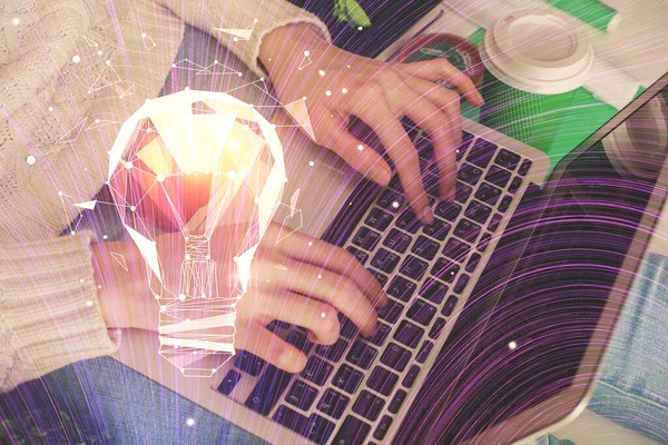妇女双手在电脑和灯泡绘图上打字的双重曝光 思想概念 — 图库照片