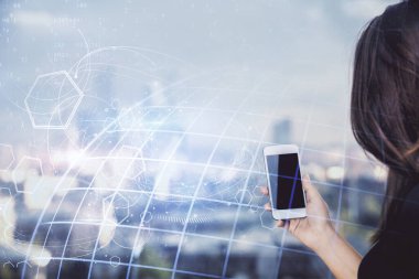 Harita çizimine çift pozlama hologram ve cep telefonu kullanan bir kadın..