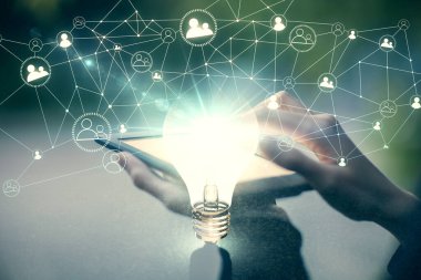 Ampul hologramına çift pozlama ve mobil cihaz kullanan bir kadın. Fikir kavramı.