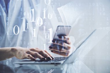 Teknolojiye çifte maruz kalma, hologram çizimi ve cep telefonu kullanan bir kadın. Ai kavramı