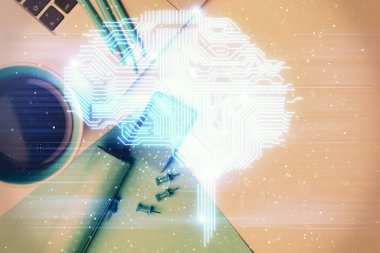 Üst görünüm çalışma masası arka planında bilgisayarla beynin hologramına çoklu pozlama. Büyük veri kavramı.