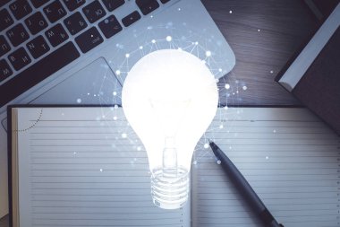 Masaüstü arka planında ampul çizimi. Üst Manzara. Çifte maruziyet. Fikir kavramı.