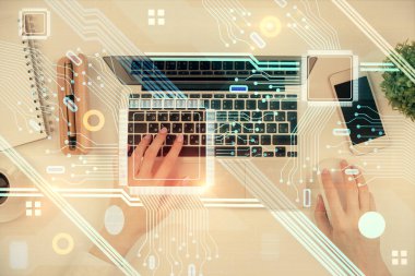 Bilgisayar ve veri temalı hologram çizimlerinde çalışan kadın elleri çift pozlama. Üst Manzara. Teknoloji konsepti.