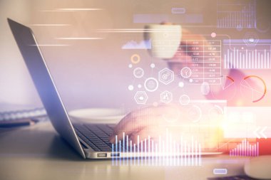 Bilgisayar ve veri temalı hologram çizimleri üzerinde çalışan kadın ellerine çok fazla maruz kalma. Teknoloji kavramı.