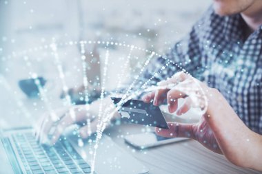 Elinde kredi kartı ve DNA çizimi olan bir adamın ellerine iki kez maruz kalmış. Çevrimiçi Eğitim ve E-ticaret kavramı.