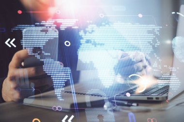 Dijital bir cihaz ve harita kullanarak insanın elini tutarken birden fazla pozlama. Uluslararası iş kavramı.