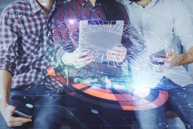 Veri temalı hologram çizimine çifte maruz kalma ve birlikte çalışan erkek ve kadın mobil bir cihaz kullanıyor..