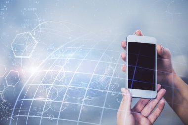 Harita çizimine çift pozlama hologram ve cep telefonu kullanan bir kadın..