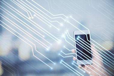 Teknolojiye çifte maruz kalma, hologram ve cep telefonu kullanan bir kadın..