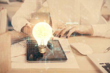 Ampul hologramına çift pozlama ve mobil cihaz kullanan bir kadın. Fikir kavramı.