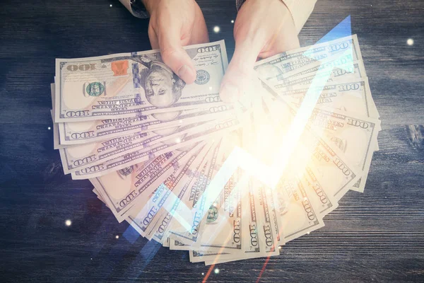 Multi blootstelling van pijlen tekenen hologram en Amerikaanse dollars biljetten en man handen. Groeiconcept. — Stockfoto