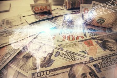 Beynimizin dolar banknotlarının arka planına iki kez çekilmesi. Teknoloji konsepti.