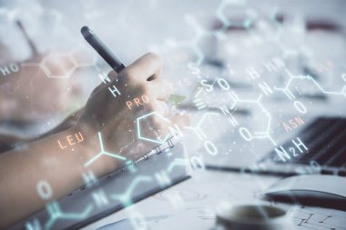 Arka planda not tutanların üzerine formül çizmek iki kat maruz kalmaktır. Eğitim kavramı