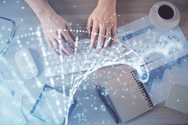 Bilgisayar klavyesinin ve DNA hologramının üzerinde yazarken iki kez görüntülenmiş. Üst Manzara. Tıp eğitimi kavramı.