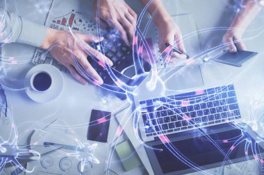 Kadın ve erkeğin birlikte çalışması ve nöron hologramı çizimi. Bilgisayar arkaplanı. Üst Manzara. Eğitim kavramı.