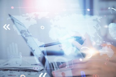 Bilgisayar ve dünya haritası çizimleri üzerinde çalışan kadın elleri çift pozlama. Uluslararası teknoloji sektörü konsepti.