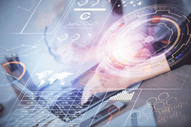 Bilgisayar ve veri temalı hologram çizimlerinde çalışan kadın elleri çift pozlama. Teknoloji kavramı.