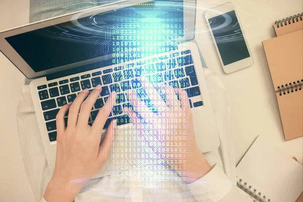 工作在计算机和数据主题全息图上的女性双手的双重曝光 顶视图 技术概念 — 图库照片