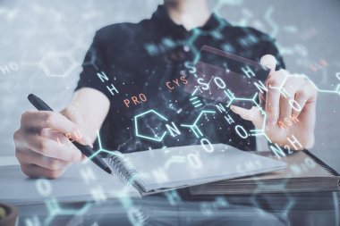 Kredi kartı ve formül çizimi tutan bir adamın ellerine iki kez maruz kalmış. Eğitim ve E-ticaret kavramı.