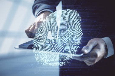 Dijital bir cihaz ve parmak izi hologramı kullanarak insanın elini tutarken çift pozlama. Güvenlik kavramı.