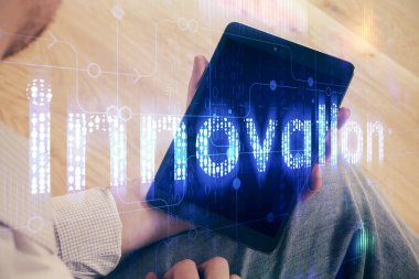 Bir adamın elini tutarken ve dijital bir cihaz ve veri temalı çizim kullanırken çift pozlama. Teknoloji konsepti.