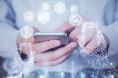 Dijital bir cihaz ve teknoloji temalı hologram çizimi kullanarak insanın elini tutarken çift pozlama. Teknoloji konsepti.