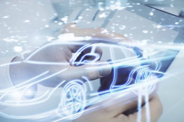 Dijital bir cihaz ve otomobil temalı hologram çizimi kullanarak insanın elini tutarken çift pozlama. Teknoloji konsepti.