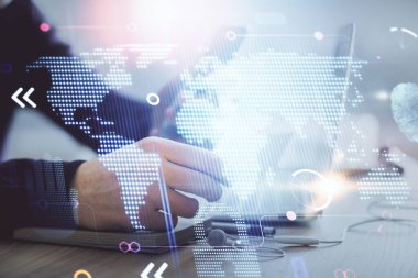 Dijital bir cihaz ve harita kullanarak insanın elini tutarken birden fazla pozlama. Uluslararası iş kavramı.