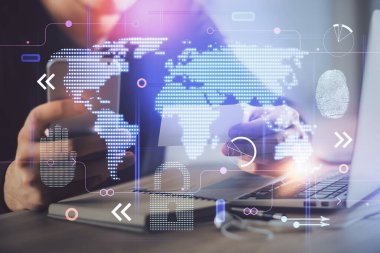 Dijital bir cihaz ve harita kullanarak insanın elini tutarken birden fazla pozlama. Uluslararası iş kavramı.