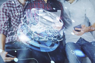 Veri temalı hologram çizimine çifte maruz kalma ve birlikte çalışan erkek ve kadın mobil bir cihaz kullanıyor..