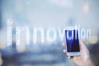 Teknolojiye çifte maruz kalma, hologram ve cep telefonu kullanan bir kadın..