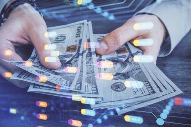 Teknolojiye çoklu maruz kalma hologram, dolar banknotları ve insan eli. Veri kavramı