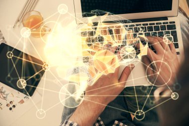 Bilgisayar klavyesinde ve beyin hologramı çizimlerinde insan elinin çifte pozu. Üst Manzara. Ai ve veri teknolojisi kavramı.