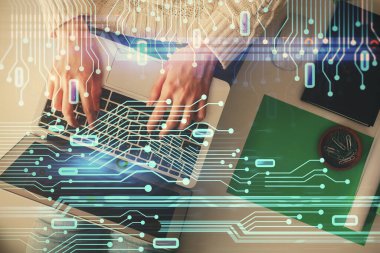 Bilgisayar ve veri temalı hologram çizimlerinde çalışan kadın elleri çift pozlama. Üst Manzara. Teknoloji konsepti.