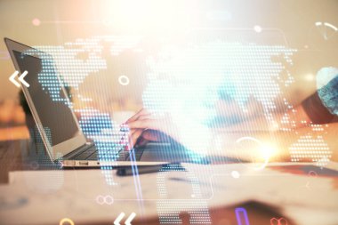 Bilgisayar ve dünya haritası çizimleri üzerinde çalışan kadın elleri çift pozlama. Uluslararası teknoloji sektörü konsepti.