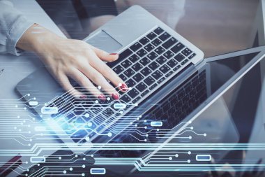 Bilgisayar ve veri temalı hologram çizimleri üzerinde çalışan kadın ellerine çok fazla maruz kalma. Teknoloji kavramı.