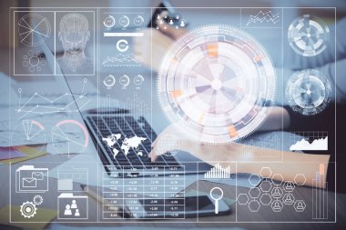 Bilgisayar ve veri temalı hologram çizimleri üzerinde çalışan kadın ellerine çok fazla maruz kalma. Teknoloji kavramı.